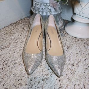 Like New Michael Kors Sara Flex Silver Kitten Pump